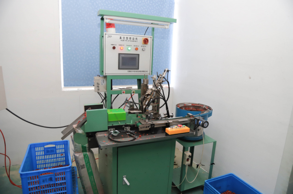 Fully automatic oil seal cutting machine
